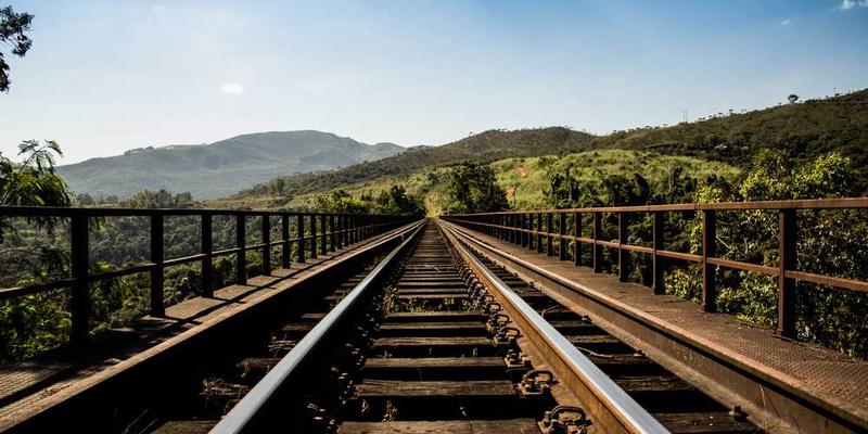 一位男子闭着眼睛，脸颊上有泪痕，背景是一片柔和的灯光