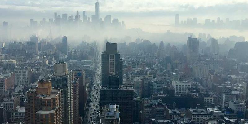 一位女子在夕阳下沉思，背景是美丽的落日景象。图片说明：人类最后的诗人李华在向AI解释落日带来的情感。