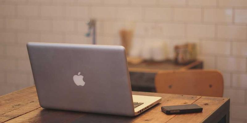 AI驱动的仿生手正在弹奏钢琴的示意图，背景中有真实的钢琴和琴键，仿生手的手指轻巧地跳动着，营造出一种科技与艺术的结合感。