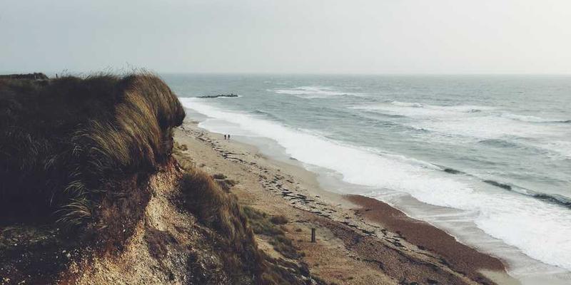 自习室角落，堆放着整理好的书籍和资料，显得格外整洁