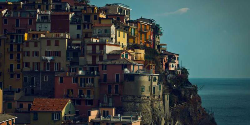 自习室内，考生陆续离开，桌子上遗留着散落的试卷和笔记