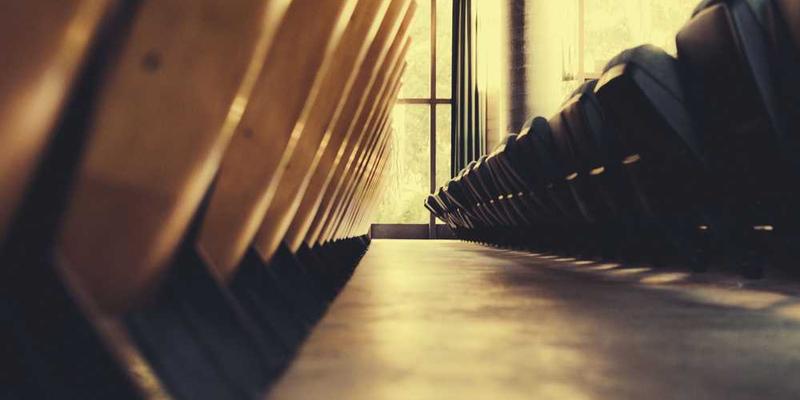 不同地点和气候条件下的鞋底纹路，展现出行走环境的多样性