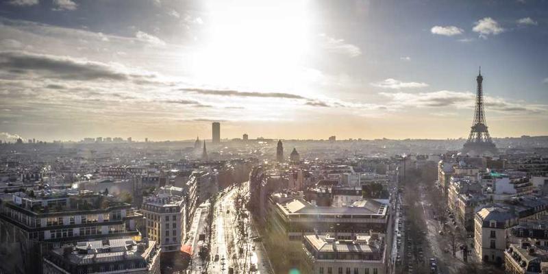 温馨舒适的家居环境，通过不同的灯光设计展现出不同区域的氛围和特色。