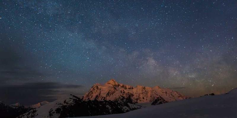 一粒米从生硬到柔软、透明的转化过程，展示米粒在沸水中逐渐变透明的瞬间