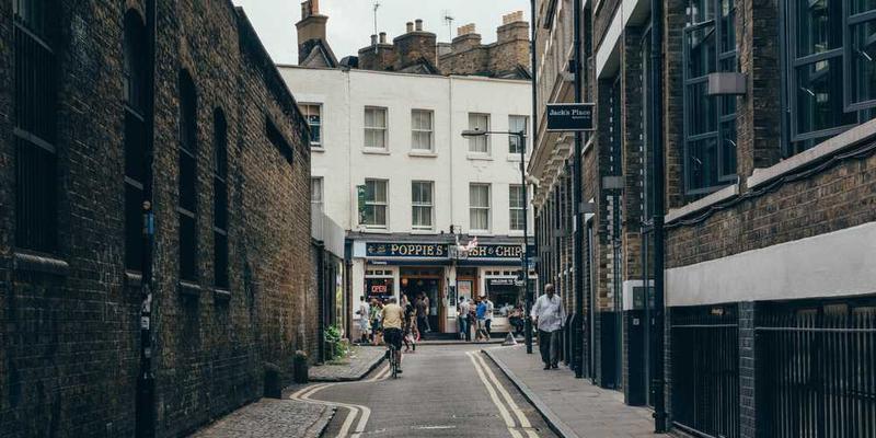 AI观看完所有奥斯卡电影后，生成了一套“必获奖”角色弧光公式，主角必养盆栽。