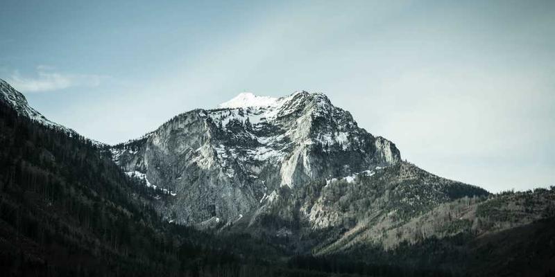 通过相机捕捉到的客厅墙壁上光线移动的瞬间，展示光线与几何形状的交融
