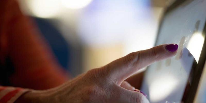 温馨的家居环境背景，中间是一幅以幽灵形象表示Wi-Fi信号分布的卡通地图，幽灵形象由浅绿色到深红色的颜色变化，表示信号强度。