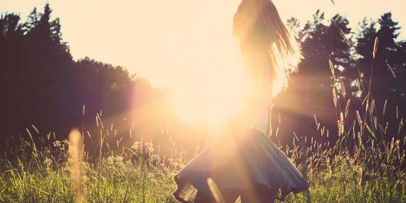 一位女性在调香，周围散落着各种香精和香料，镜头捕捉到她专注的神情，以及调香瓶中渐渐显现的香气。