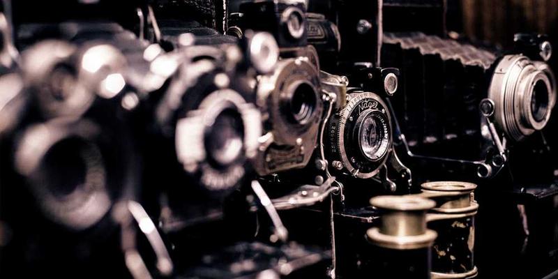 手绘地图上，大学宿舍和旅途中的旅馆、民宿等地点，颜色和线条显示情感联系的强弱