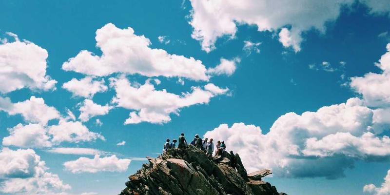 使用AI语音模拟器给家人报平安，声音完美，但妈妈问：“你今天怎么不结巴了”