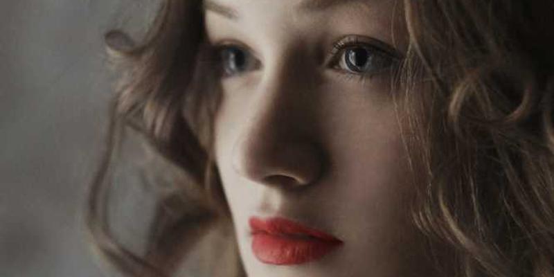 说明：一张描绘现代人在各种手机通知音中忙碌生活的插画