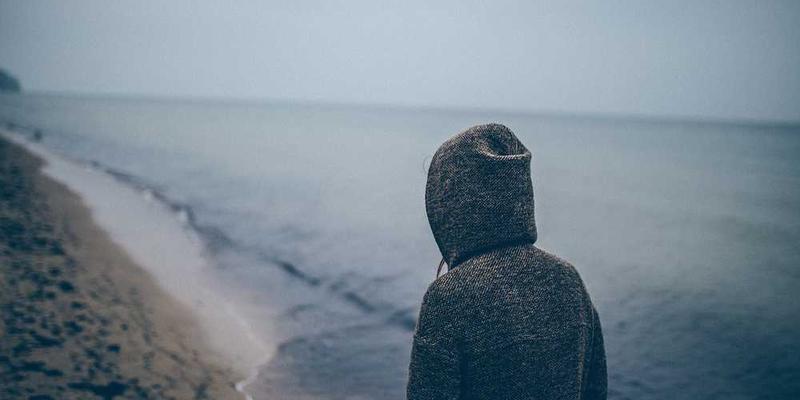 一个手持手机、钱包和钥匙，准备出门的人物图像。说明：这个形象展示了出门前的确认动作，生动活泼地传达了文章的主题。