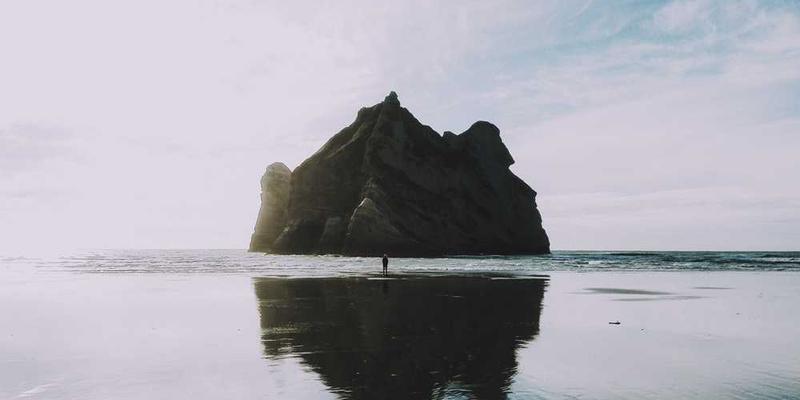 曼谷Chatuchak周末市场，游客在品尝泰国美食，感受街头文化