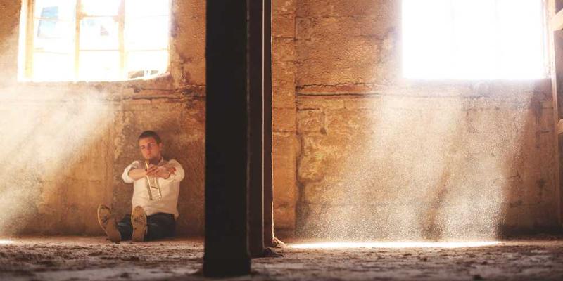 暴雨中的城市排水系统，水漫过道路，行人与车辆小心翼翼地通行。说明：暴雨中的城市排水系统，承受着巨大的压力。