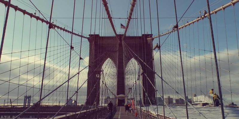 音乐家在舞台上深情演奏，观众们随着音乐沉浸其中