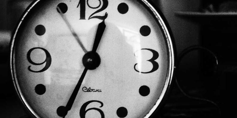 观察“即将迟到”的瞬间，时间如何从蜂蜜状骤然变为润滑油的逃逸特性