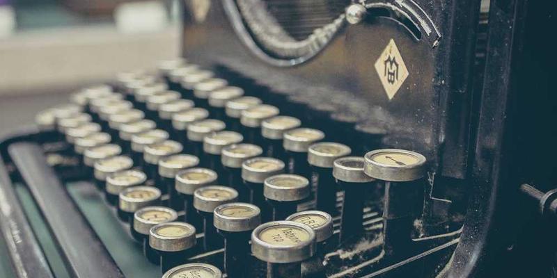 说明：一位年轻人在家中储藏室内，堆放着各种颜色和尺寸的塑料袋，反映出一种收藏心理。