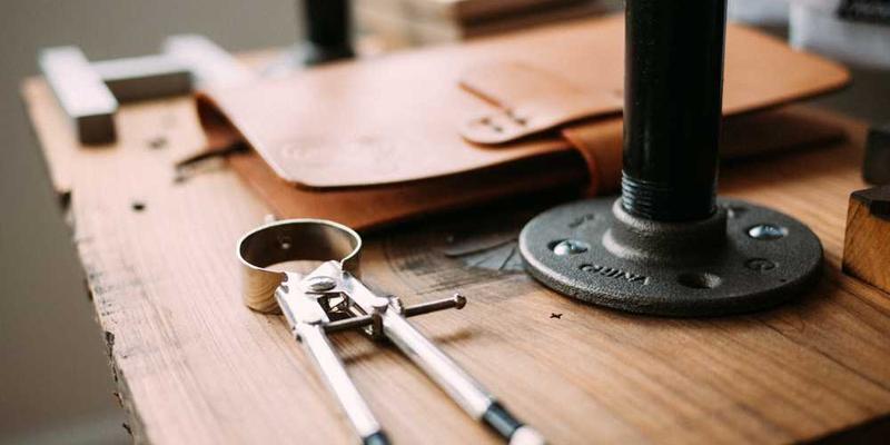 一位玩家失足从高墙上跌落的截图，背景为游戏画面，配以搞笑的注释文字“一失足成千古恨”，展示游戏中的幽默时刻