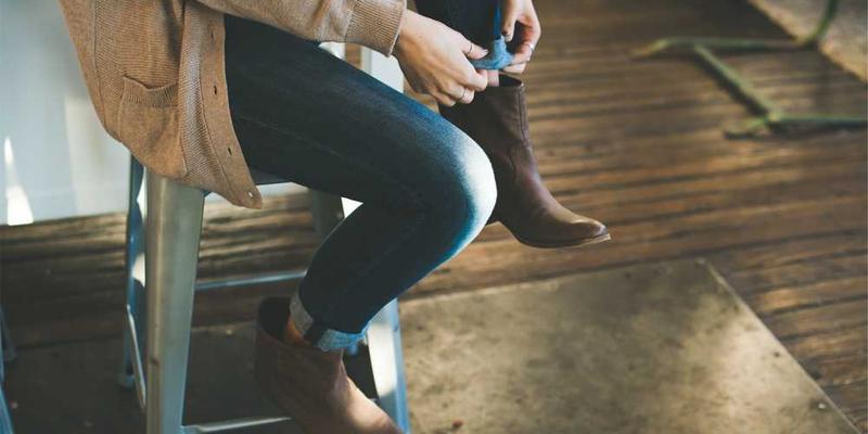 一杯静置的咖啡，表面油脂冷却后形成的复杂图案，色彩斑斓，宛如一幅抽象派画作