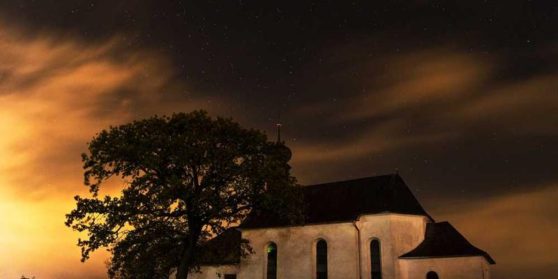 AI咖啡师根据顾客的微表情和心率(假设可获取)实时调整咖啡因浓度,这是服务还是诊疗