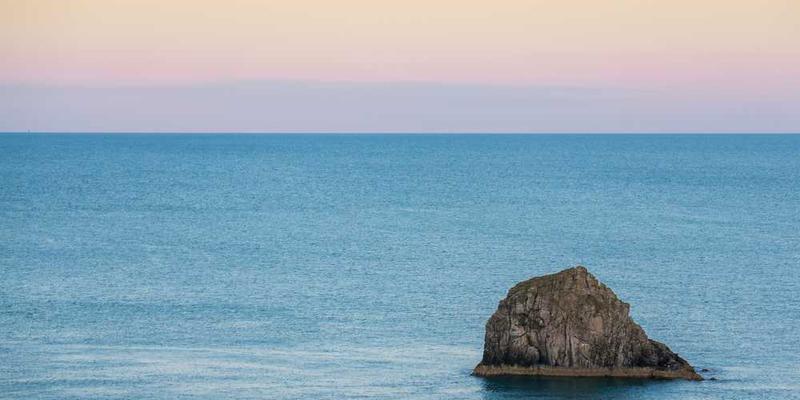 从麻醉中苏醒，意识回流但身体仍被扣押的“非我”混沌时刻。