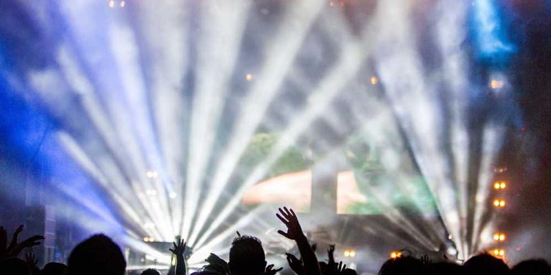 大脑神经网络示意图，展示神经元和突触之间的复杂连接，体现大脑的复杂性和适应性