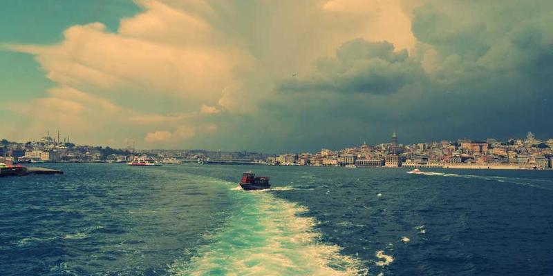 小熊玩偶与新生儿的合影，背景是温馨的家庭环境