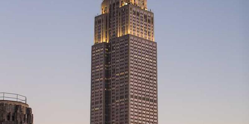 一位年轻人在电脑前编程，背景是充满科技感的界面，体现探索未知领域的氛围