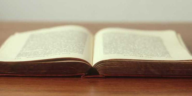 一个时钟和一个尺子并排摆放，时钟指针指向一个数字，尺子上的刻度对应着时间的流逝