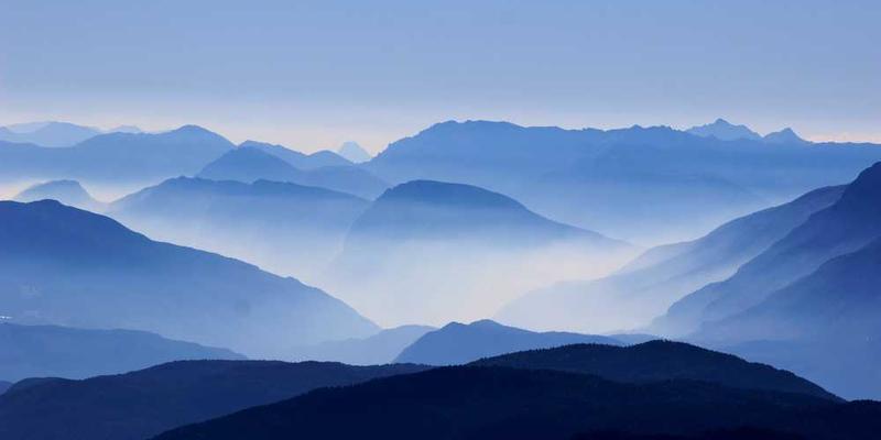 记录墨水滴入清水后，那种缓慢、不可逆的弥漫与征服过程