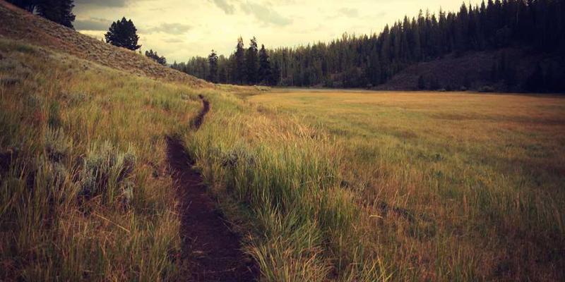 一把钥匙静静地躺在桌子上，周围散落着各种物品，背景是一个温馨的家庭环境。说明：一把钥匙，记录着生活的点滴。
