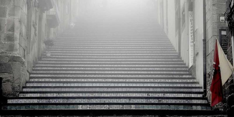 一张冬季窗台上冰花的特写照片，清晰可见冰花复杂的脉络结构，背景是温暖的室内光线照亮冰花的细节，营造出宁静而美丽的氛围