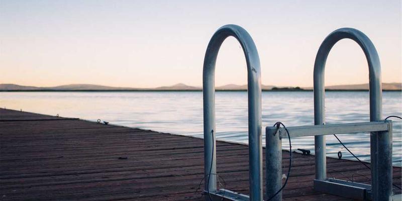 星空与星体互动的插图，背景为浩瀚的宇宙，前景为各种形态的星体，寓意着多样化的社交网络