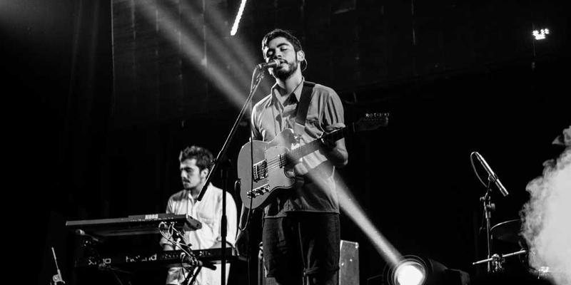 温馨的书店内，顾客在挑选书籍