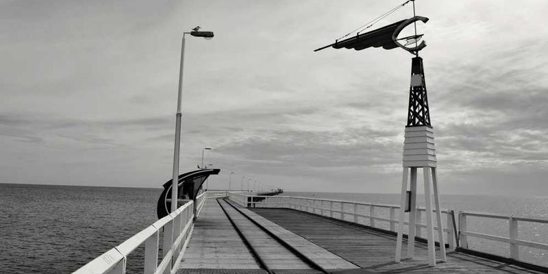 一位年轻人在回答问题，面带微笑，背景是温馨的家庭环境