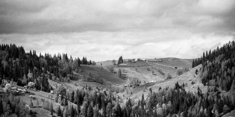 展示脸书数据泄露事件新闻的截图，突出用户隐私问题