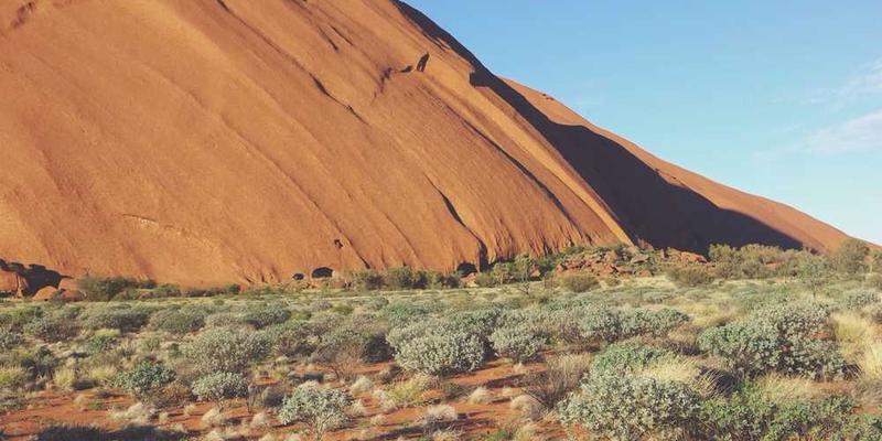 宁静的自然景色，清晨第一缕阳光透过窗户洒在宁静的卧室，暗示与身体感觉相连的美好生活