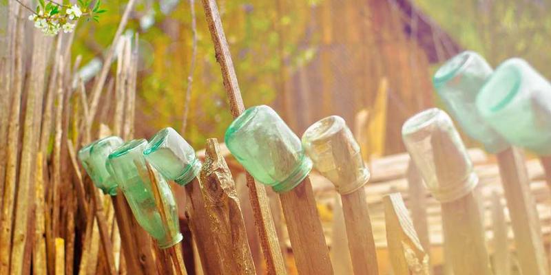 一位AI机器人在厨房中操作各种烹饪设备，制作出一道看起来异常复杂的料理，但表情凝固，仿佛对料理的味道感到惊讶