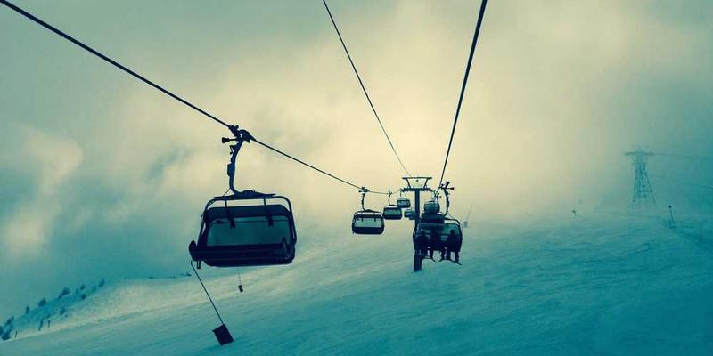 展示AI视觉识别系统在实际应用中的效果，如监控画面中标注出的“内卷”和“躺平”现象。说明：本图展示的是AI视觉识别系统在实际应用中的效果，通过图像识别技术对“内卷”和“躺平”现象进行实时监测，为社会各界提供数据支持。