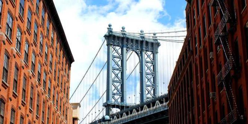 一张骰子落在桌面上的照片，背景是一间充满书籍和咖啡香的温馨小屋，象征着一种随性而又有生活情趣的生活方式。