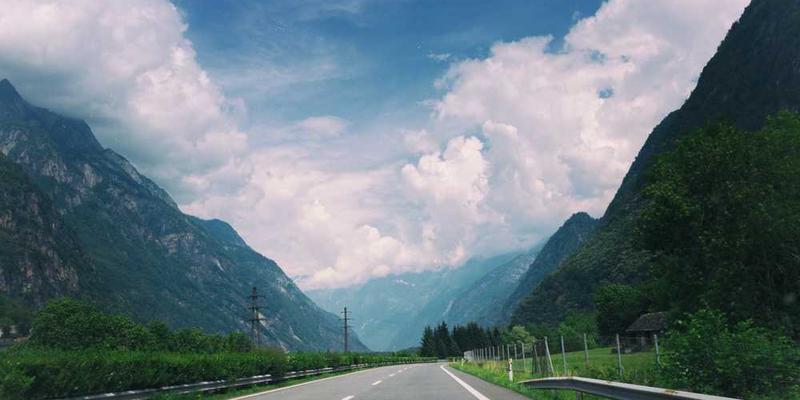 同一场景，但这次屏幕上显示的是一个完成的网页应用，背景是正在庆祝的同学们，体现出学习的成就感和乐趣。