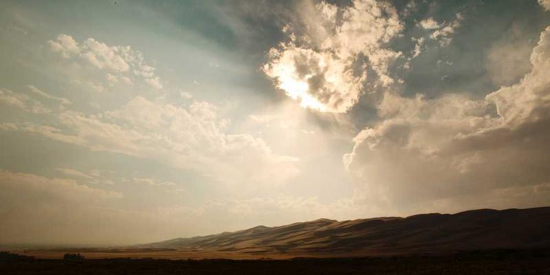 一张描绘宇宙的星图，旁边有AI机器人探索的图案，象征着科技与哲学的交汇。