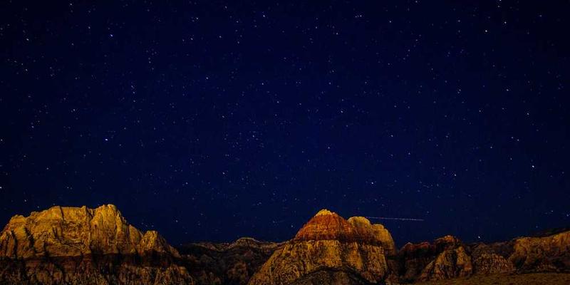 一杯泡好的茶，茶香四溢，茶具精致，背景为温馨的家居环境，体现泡茶时光的惬意与舒适