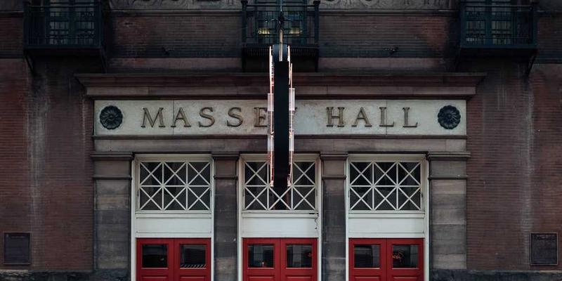 一幅由画家草图经过AI渲染的超写实图像，画面细节丰富，色彩鲜艳，让人仿佛置身于画面之中。说明：这幅图像展现了手艺与AI技术结合的艺术魅力，是灵魂与智慧交融的产物