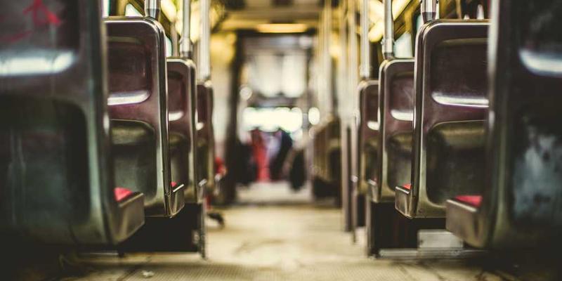 一名青年在面试中紧张地等待着面试官的提问