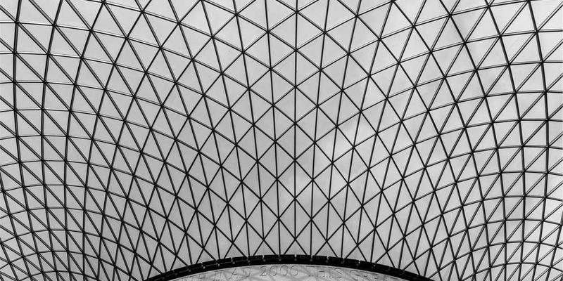 一位细心的消费者正在使用小刀优雅地划开快递胶带，露出快递盒内部的商品。说明：精细的手法与完美开封线的画面展示。