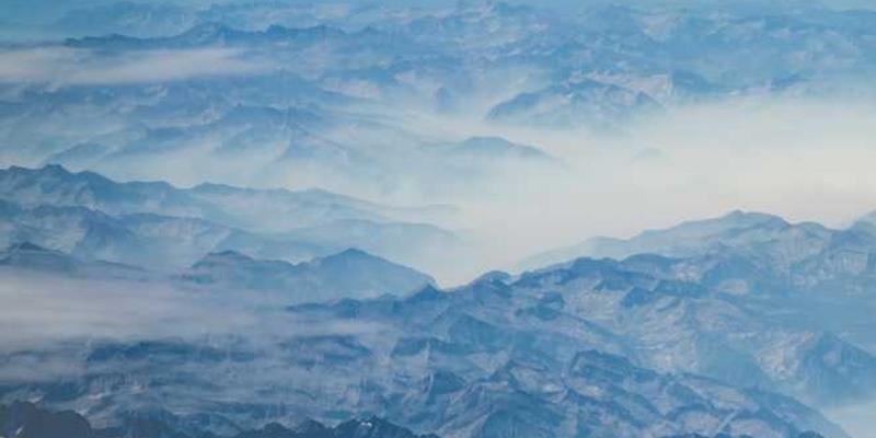 医院走廊昏黄的灯光，模糊的人影在走动