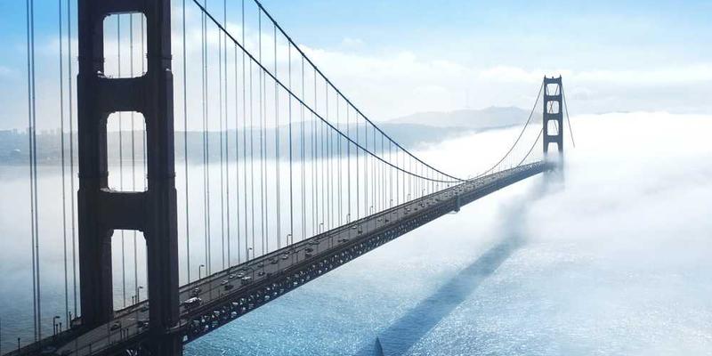 一张展示辩论比赛的场景，参与者热情洋溢，气氛热烈，评委们认真聆听