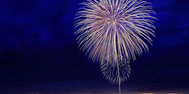 一张夜晚仰望星空的照片，星辰闪耀，背景为深邃的夜空。