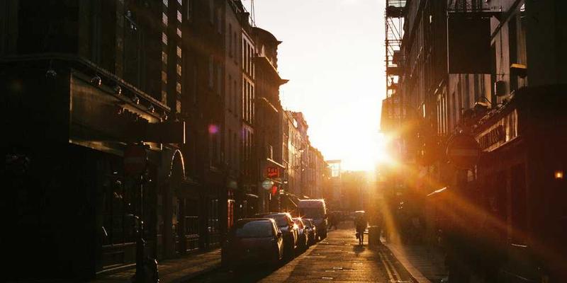 一组展示不同织物样本的图片，其中包含丝绸、网眼布、棉线和麻布，每个样本都与小说中的某个情节相对应，通过视觉与触感相结合，呈现出小说世界的立体感